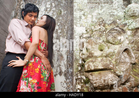 Bali Tempel auf einem See Pura Ulun Danu Bratan Indonesien. Ein paar die Hochzeit Fotos nächste wichtige Tempel Pura Ulan Danu Bratan zu tun. Zentralen Berg Stockfoto