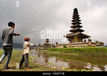 Bali Tempel auf einem See Pura Ulun Danu Bratan Indonesien. Pura Ulan Danu Bratan Tempel in Bedugul. Es wurde von König Mengwi zu Ehren des im Jahr 1633 gebaut. Stockfoto