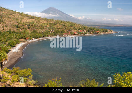 Das kleine Dorf von Amed Fischer mit Blick auf Hintergrund Berg Gunung Agung (3142m). Ost-Bali. Amed ist ein lange Küstenstreifen der Fischerdörfer ich Stockfoto