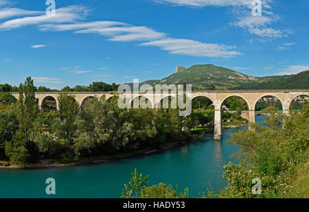 Viadukt über Le Buech Fluss, Sisteron, Provence, Provence-Alpes-Côte d'Azur, Frankreich Stockfoto