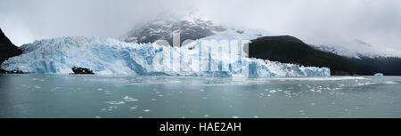 Nationalpark Los Glaciares, blau Landschaft: Vor der Spegazzini Gletscher, durch den Zusammenfluss von 2 Ströme des Eis Absteigend aus den Anden gebildet Stockfoto