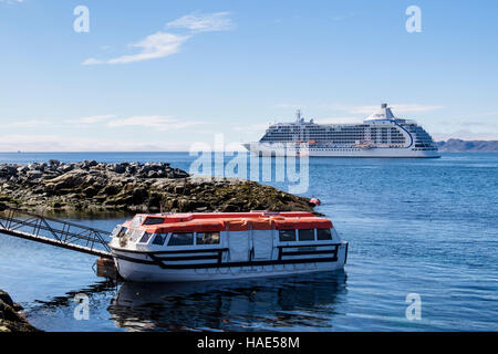 Tender boot Passagiere an Land, die von Ocean Kreuzfahrtschiff Seven Seas Voyager günstig offshore. Nuuk westlichen Grönland Stockfoto