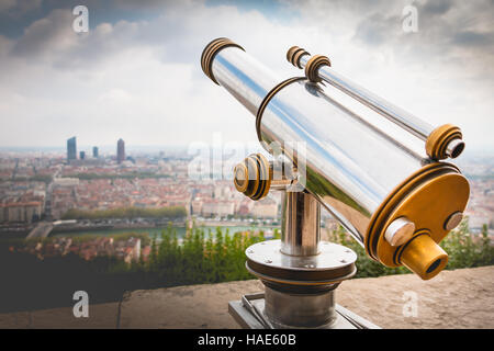 Teleskop auf die Stadt von Lyon in Frankreich gerichtet Stockfoto