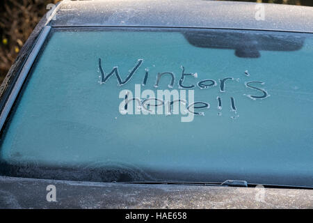 "Der Winter ist da" geschrieben in Frost auf ein Auto Windschutzscheibe, Shropshire, England, UK Stockfoto