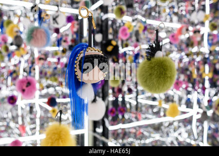 Rom. Italien. Fendi Tasche Bugs auf der Ausstellung "Die Handwerker der Träume" bei Fendi HQ, Palazzo della Civiltà Italiana. Stockfoto