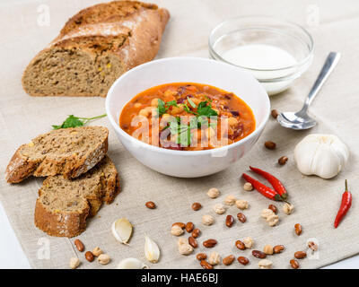 Chili-Bohnen-Eintopf, Brot, Chili-Paprika und Knoblauch bereit um bedient zu werden Stockfoto