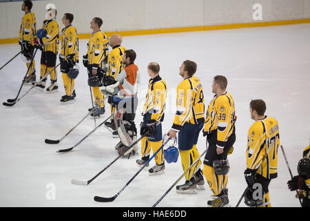 Moskau, Russland - 26. November 2016, Hockey-match zwischen Amateur-Teams New Jersey 53 und PROHockey Stockfoto