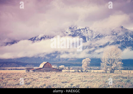 Retro getönten Teton Bergkette mit Moulton Scheune (auch bekannt als Mormonen Zeile oder Antelope Flats) in Grand Teton Nationalpark, Wyoming, USA. Stockfoto