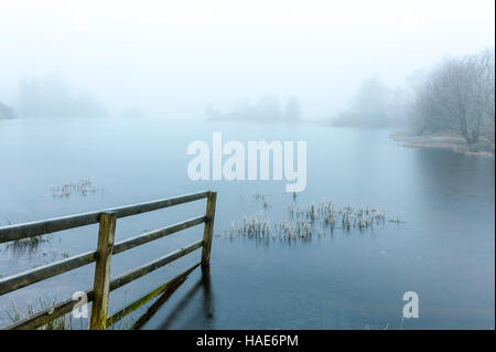 Nebliger Kulissen Knapps Loch Ness Kilmacolm mit Frost und Eis angefangen Stockfoto