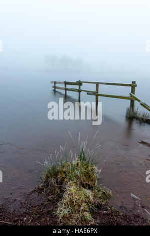 Nebliger Kulissen Knapps Loch Ness Kilmacolm mit Frost und Eis angefangen Stockfoto