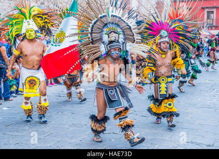 Indianer mit Tracht teilnehmen, bei den Festspielen von Valle del Maiz in San Miguel de Allende, Mexiko. Stockfoto