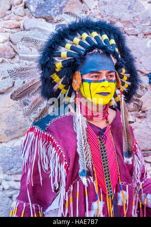 Indianer mit Tracht beteiligt sich beim Festival des Valle del Maiz in San Miguel de Allende, Mexiko. Stockfoto