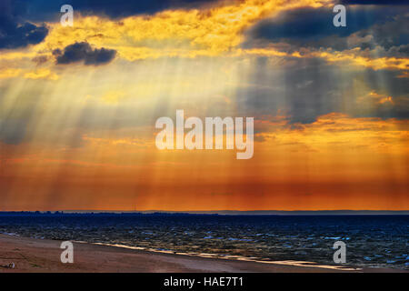 Wolkengebilde mit crepuscular Rays oder Sonnenstrahlen über die Ostsee. Stegna, Pommern, Nordpolen. Stockfoto