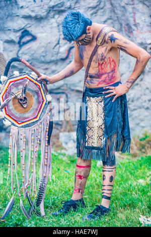 Indianer mit Tracht beteiligt sich beim Festival des Valle del Maiz in San Miguel de Allende, Mexiko. Stockfoto