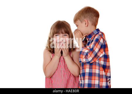 junge flüsterte kleine Mädchen lustige Geschichte Stockfoto