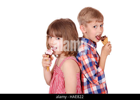 kleine Mädchen und jungen Eis essen Stockfoto