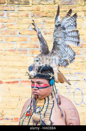 Indianer mit Tracht beteiligt sich beim Festival des Valle del Maiz in San Miguel de Allende, Mexiko. Stockfoto