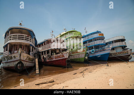 Manaus, Brasilien: fünf bunte Boote vertäut am Ufer des Flusses Amazonas in Brasilien Stockfoto