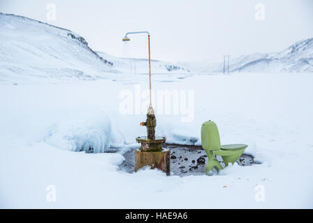 Eine heiße Quelle in Island erschlossen, platziert jemand einen Duschkopf auf dieses Rohr, welches ganzjährig noch heißes Wasser spritzt. Natürlich, sehr zeigen Stockfoto