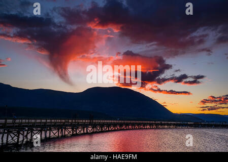 Sonnenuntergang am Salmon Arm Bay, Shuswap Lake, Salmon Arm, British Columbia, Kanada Stockfoto