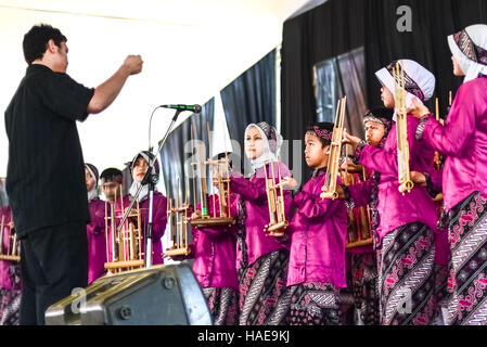 Sundanesische Kinder spielen traditionelle Musikinstrumente genannt Anklung in West-Java, Indonesien. Stockfoto