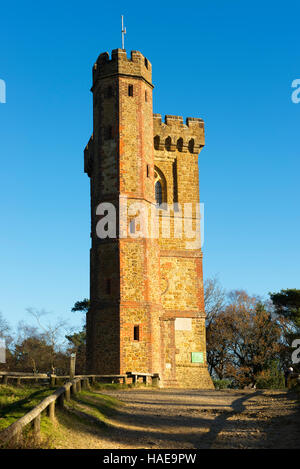 Leith Hill Tower, ein National Trust Immobilien in Surrey auf den North Downs aus den öffentlichen Maultierweg fotografiert Stockfoto