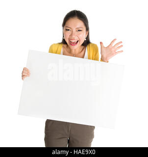 Porträt von Asiatin Hand mit leeren weißen Papier-Karte überrascht und aufgeregt, lächelnd isoliert auf weißem Hintergrund. Stockfoto