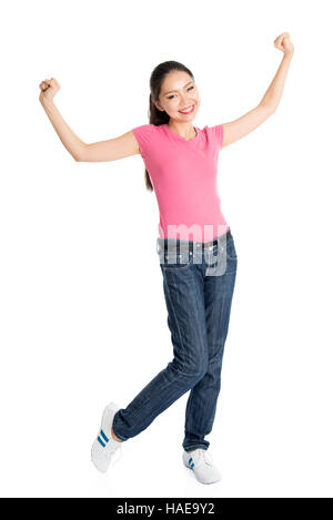 Porträt von begeistert junge asiatische Mädchen in rosa Hemd und Jeans Arme erhoben feiern Erfolg, Ganzkörper stehen isoliert auf weißem Hintergrund. Stockfoto