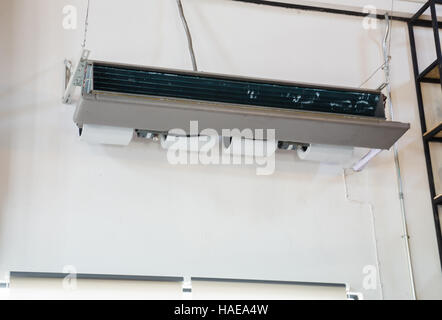 An der Decke hängen vom Typ der Klimaanlage unter Bürogebäude