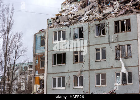 In diesem Haus gab es eine Gasexplosion in einer der Wohnungen zur Zerstörung des Hauses geführt hat. Stockfoto