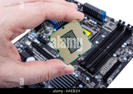 Elektronische Sammlung - CPU in der Hand vor dem Einbau in die Hauptplatine Stockfoto