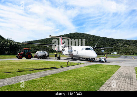 QantasLink de Havilland DHC-8 200 Serie DASH 8 Flugzeuge betankt wird auf Lord Howe Island Airport, New-South.Wales, Australien Stockfoto