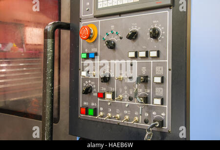 Moderne CNC-Bearbeitungszentrum mit Control Panel im Vordergrund. Nahaufnahme. Selektiven Fokus. Bedienfeld des CNC-Bearbeitungszentrum Stockfoto