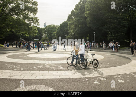 Auf Fahrrädern versammeln sich in der Nähe von Eingang zum Yoyogi Park in Tokio, Japan Stockfoto