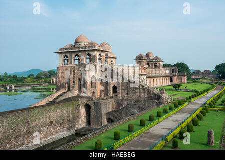 Die Jahaz Mahal oder "Schiff Palace' in der königliche Enklave ist die wichtigste touristische Attraktion in Mandu, Madhya Pradesh, Indien Stockfoto