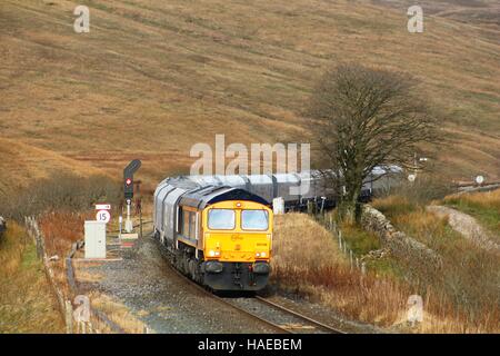 Klasse 66 Diesellok mit Güterzug bei Blea Moor auf Settle Carlisle Eisenbahnlinie. Stockfoto