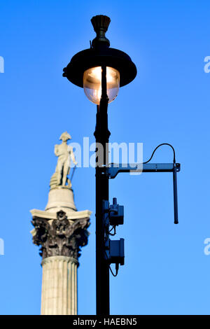 London, England, Vereinigtes Königreich. Sensor an einen Laternenpfahl in Whitehall Messung angeschlossen Stockfoto