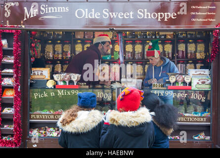 Herr Simms Olde Sweet Shoppe im Victorian Weihnachtsfest in Portsmouth Historic Dockyard, Portsmouth, Hampshire, England Großbritannien Stockfoto