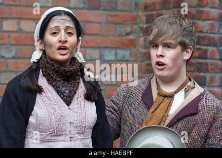 Schmuddelkinder singen im Victorian Weihnachtsfest in Portsmouth, Hampshire, England Großbritannien im November Stockfoto