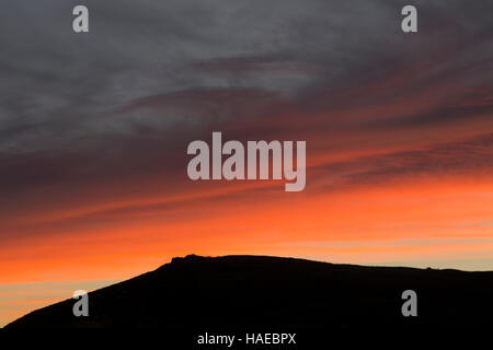 Sonnenaufgang über dem Winshield Klippen aus betrachtet, in der Nähe von Bogle Loch und Caw Lücke, Hadrianswall, Northumberland, England Stockfoto