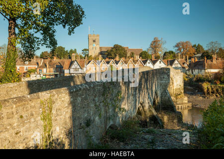 Herbstmorgen im malerischen Dorf von Aylesford, Kent, England. Stockfoto