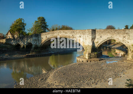 Herbstmorgen der historischen Brücke über Fluss Medway in Aylesford, Kent, England. Stockfoto