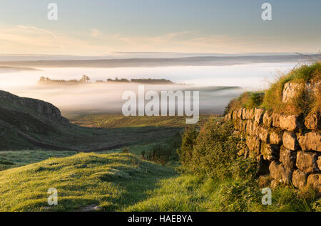 Schön tief liegenden Nebel im Morgengrauen, suchen nach Südosten Richtung South Tyne Tal aus Stahl Rigg, Hadrianswall Stockfoto