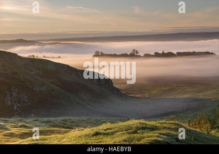 Schön tief liegenden Nebel im Morgengrauen, suchen nach Südosten Richtung South Tyne Tal aus Stahl Rigg, Hadrianswall Stockfoto