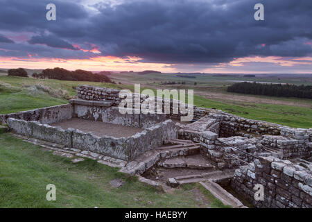 Römisches Kastell Housesteads, Hadrians Wall - bleibt eines Teils der Latrinen, gesehen in der Morgendämmerung Stockfoto