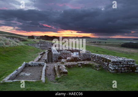 Römisches Kastell Housesteads, Hadrians Wall - bleibt die Latrinen, gesehen in der Morgendämmerung Stockfoto