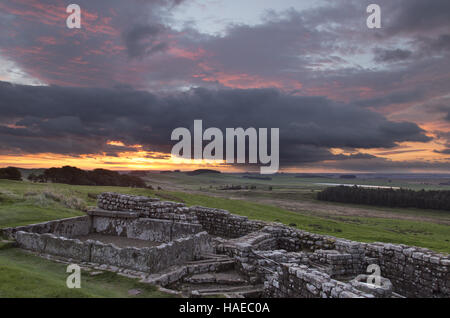 Römisches Kastell Housesteads, Hadrians Wall - bleibt eines Teils der Latrinen, gesehen in der Morgendämmerung Stockfoto