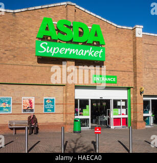 Eingang und Zeichen für ASDA Supermarkt speichern in Woking, Surrey, UK Stockfoto