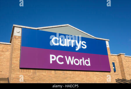 Draußene für currys und PC World Retail Store in Woking, Surrey, Großbritannien Stockfoto