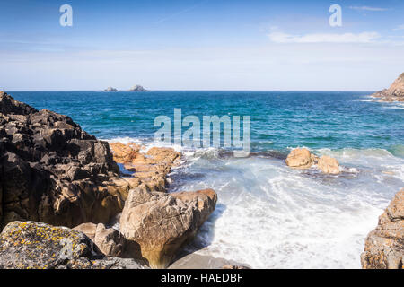 Der Strand von Porth Nanven in Cornwall. Stockfoto